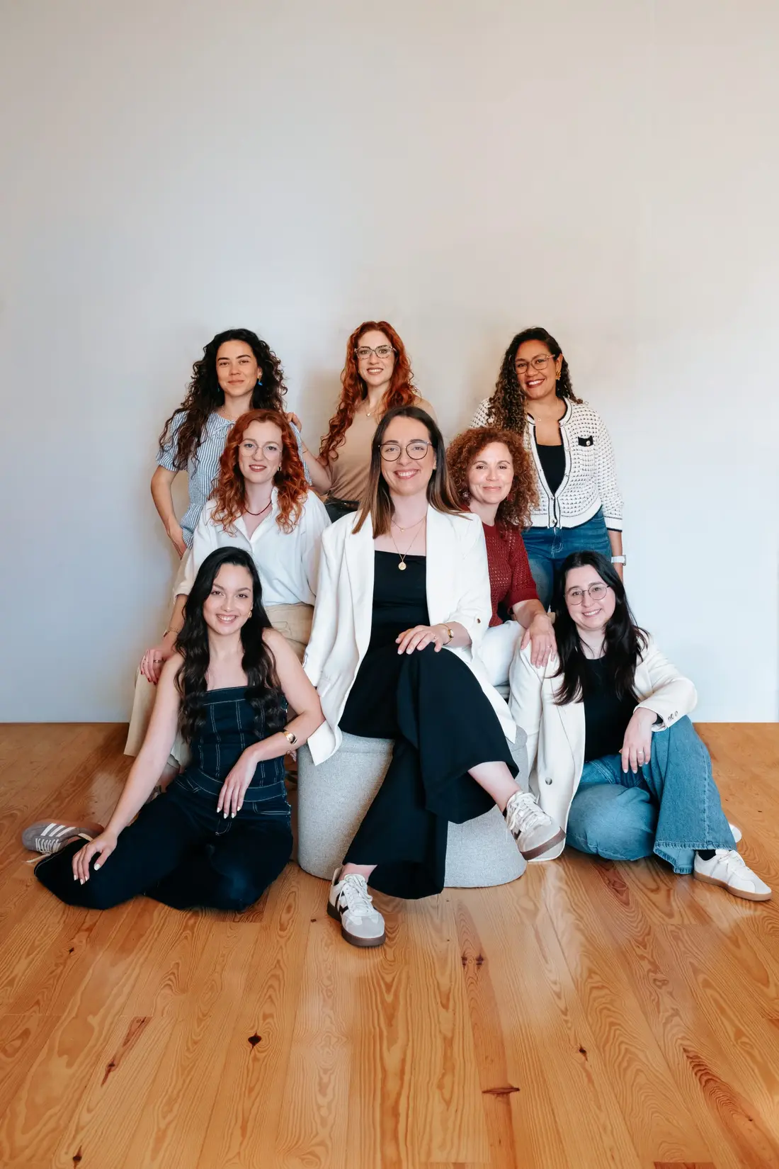 Adriana Bugalho e a equipa de psicólogas, sentadas em conjunto