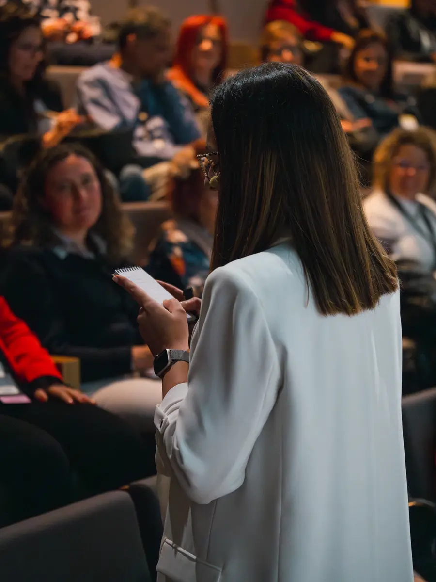Adriana Bugalho a conversar com a plateia durante uma palestra