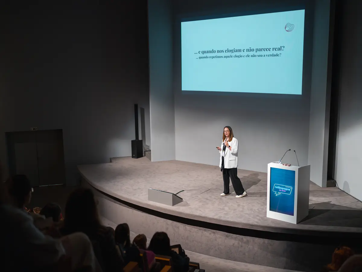 Adriana Bugalho a falar em palco para uma plateia